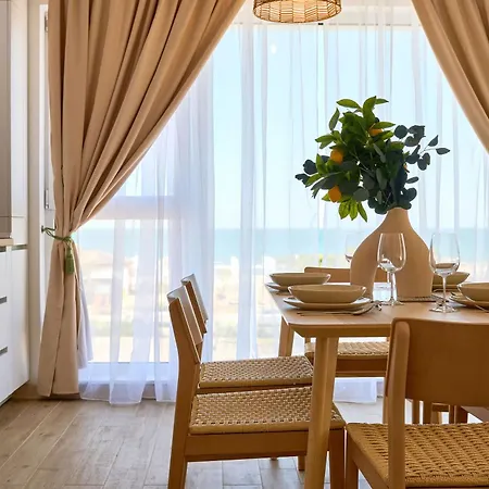 Seaside Serenity In Infinity - Parking Mamaia