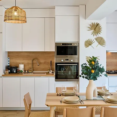 Seaside Serenity In Infinity - Parking Mamaia