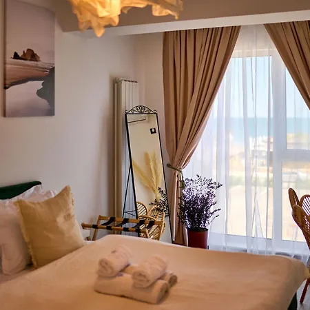 Seaside Serenity In Infinity - Parking Mamaia